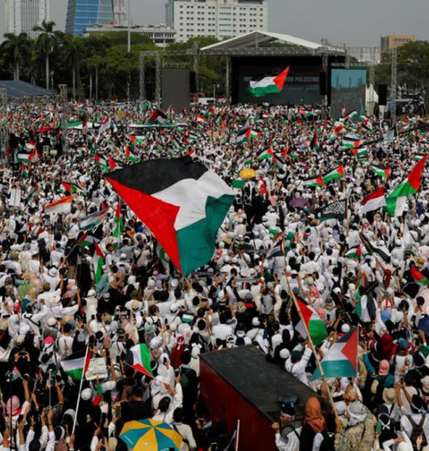 Aksi bela Palestina di Monas (Foto: REUTERS/Willy Kurniawan)